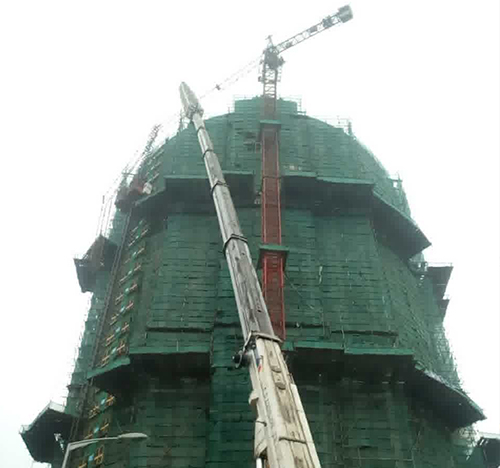 江门吊车在工地上作业